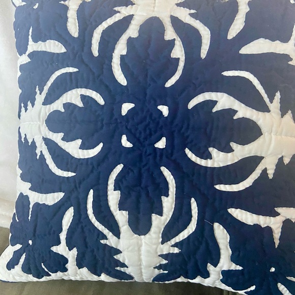 Royal Hawaiian 🌺 Blue and White Quilted Bedding with Botanical Motifs - Picture 6 of 7